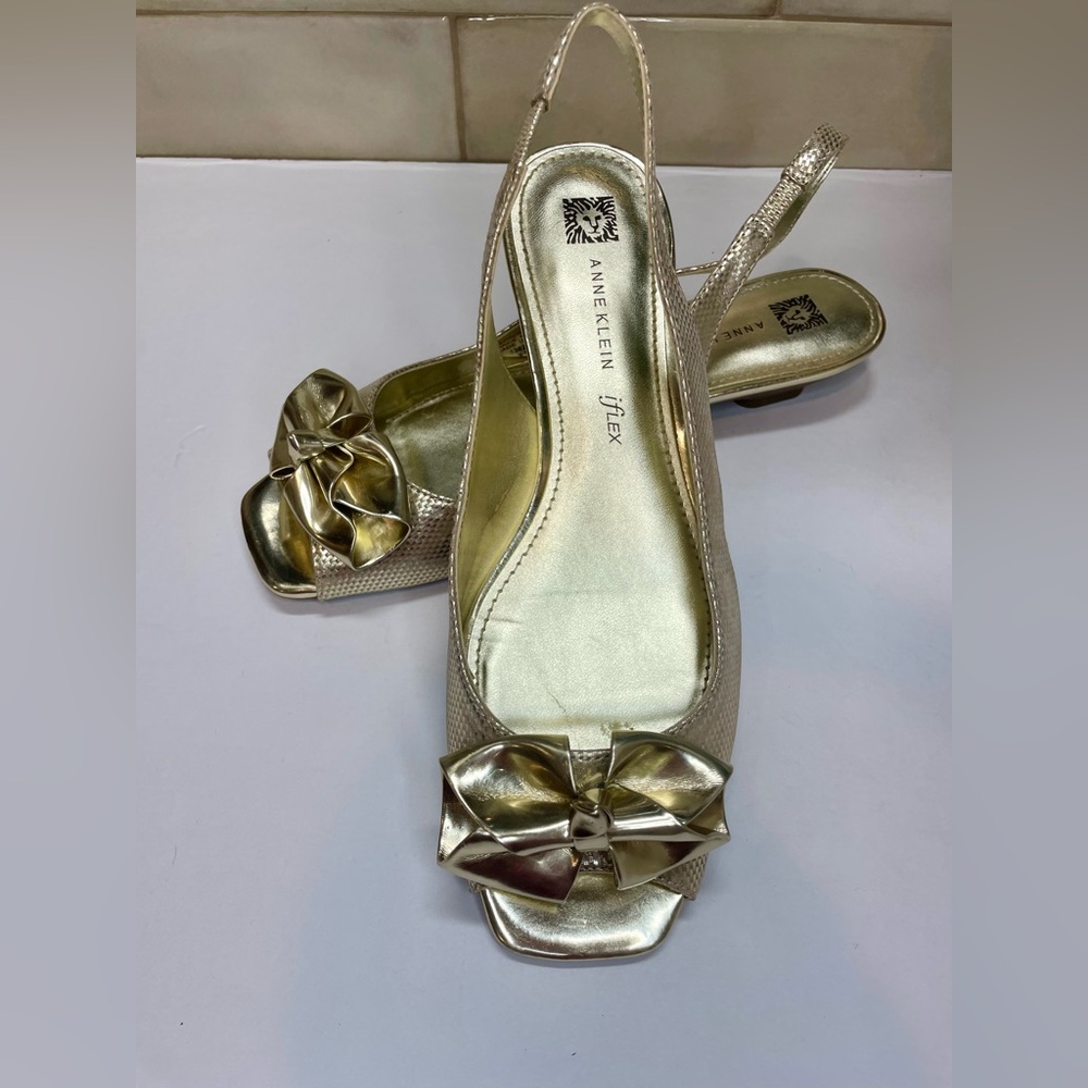 Anne Klein EUC Gold leather peep toe sling back flats